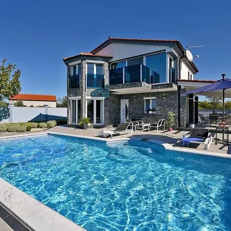 Holiday home Family Friendly House With A Swimming Pool - 19597