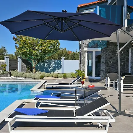 Family Friendly House With A Swimming Pool - 19597 Holiday home *