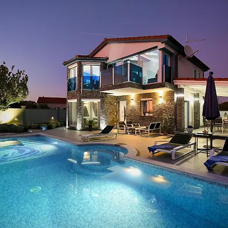 Holiday home Family Friendly House With A Swimming Pool - 19597