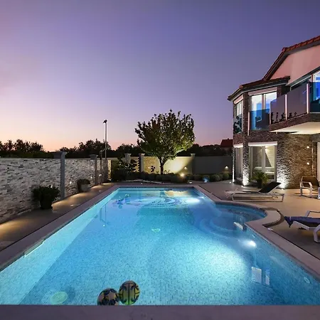 Family Friendly House With A Swimming Pool - 19597 *